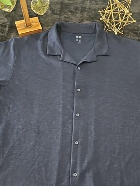 Uniqlo Men's Dark Navy Short-Sleeve Button-Down Shirt